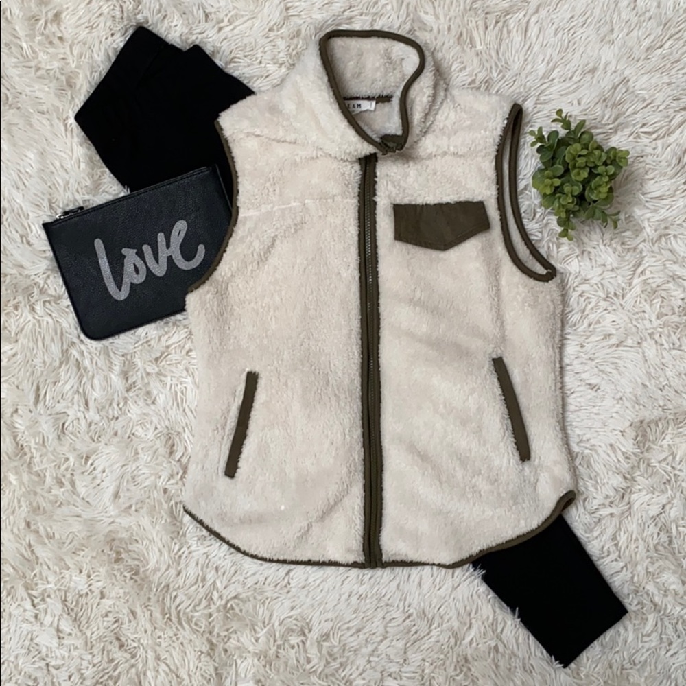 🎉HP🎉 E & M Sherpa Vest 💗 Ivory & Olive